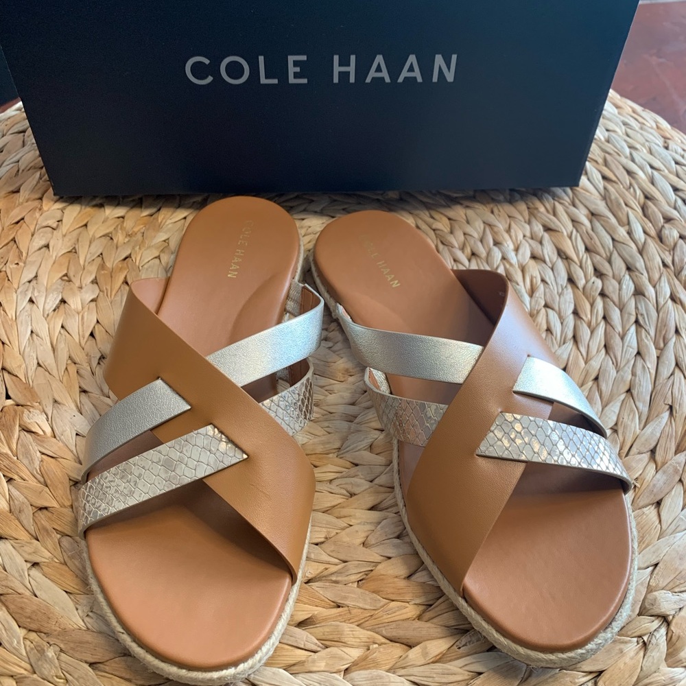 Cole Haan Florens Espadrille Slide Sandal. Pecan/Met Shim Snake/Gold